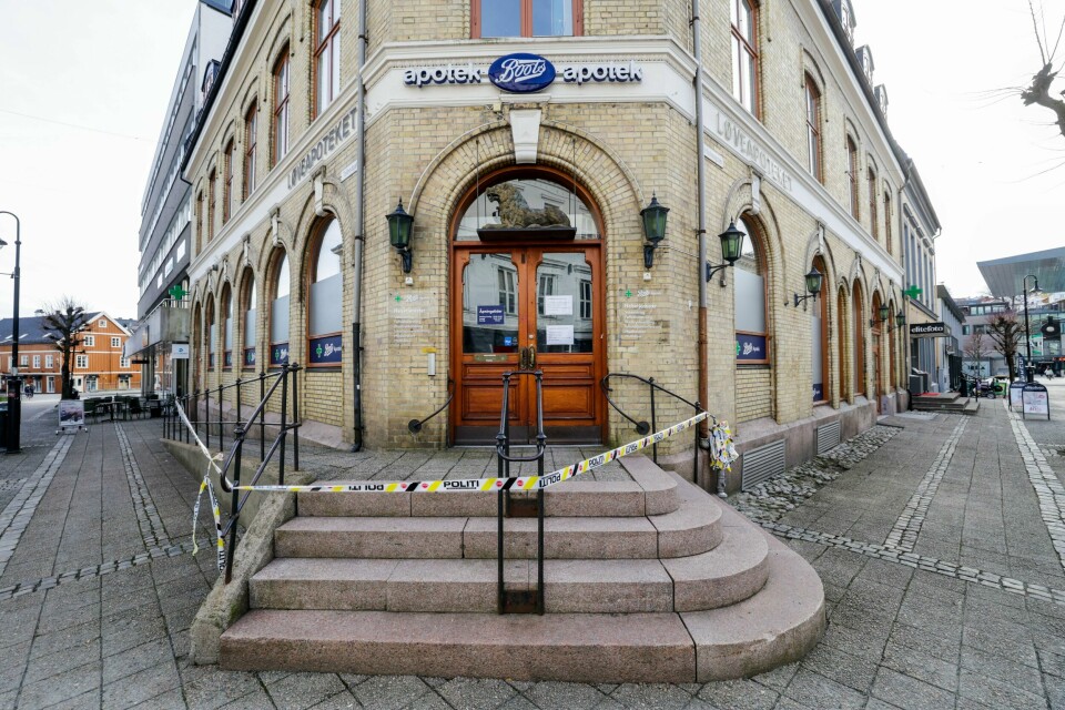 Statsforvalteren i Agder menet at 63-åringen som er siktet for apotekdrapet i Arendal, fikk forsvarlig helsehjelp. Politiet har startet drapsetterforskning etter at en kvinne ble funnet død utenfor Boots apotek i Arendal sentrum tirsdag morgen. Foto: Tor Erik Schrøder / NTB