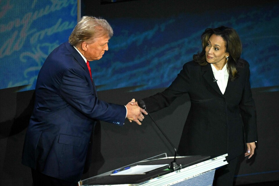Republikanernes Donald Trump og Demokratenes Kamala Harris kjemper om å bli USAs neste president. US Vice President and Democratic presidential candidate Kamala Harris (R) shakes hands with former US President and Republican presidential candidate Donald Trump during a presidential debate at the National Constitution Center in Philadelphia, Pennsylvania, on September 10, 2024. (Photo by SAUL LOEB / AFP)