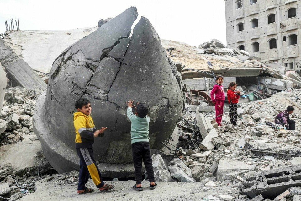 Barn som leker i ruinene av en sønderskutt moské i Rafah (illustrasjonsbilde). Nå lever de fleste flyktningene i Rafah i teltleirer. Rafah, Gaza: Barn leker i ruinene av en moské (170324).
