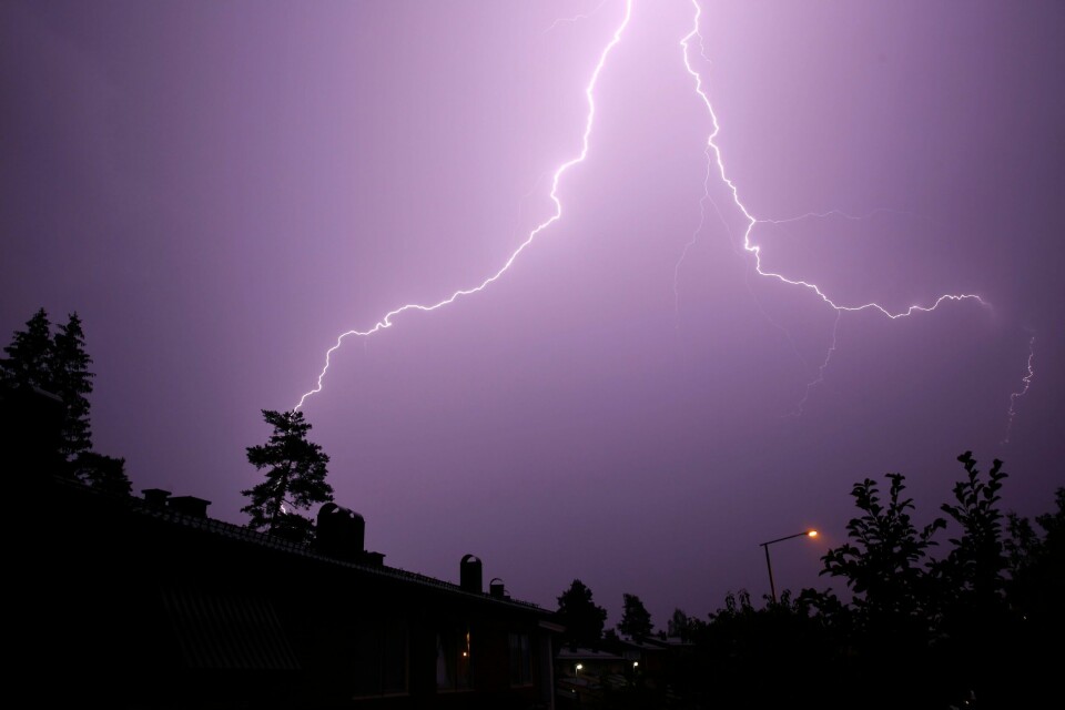 Det varme og tørre været går mot slutten i Sør-Norge. Nå blir det lyn og torden før det kommer flere dager med ustabilt vær. Illustrasjonsfoto. Bildet viser et lynnedslag.