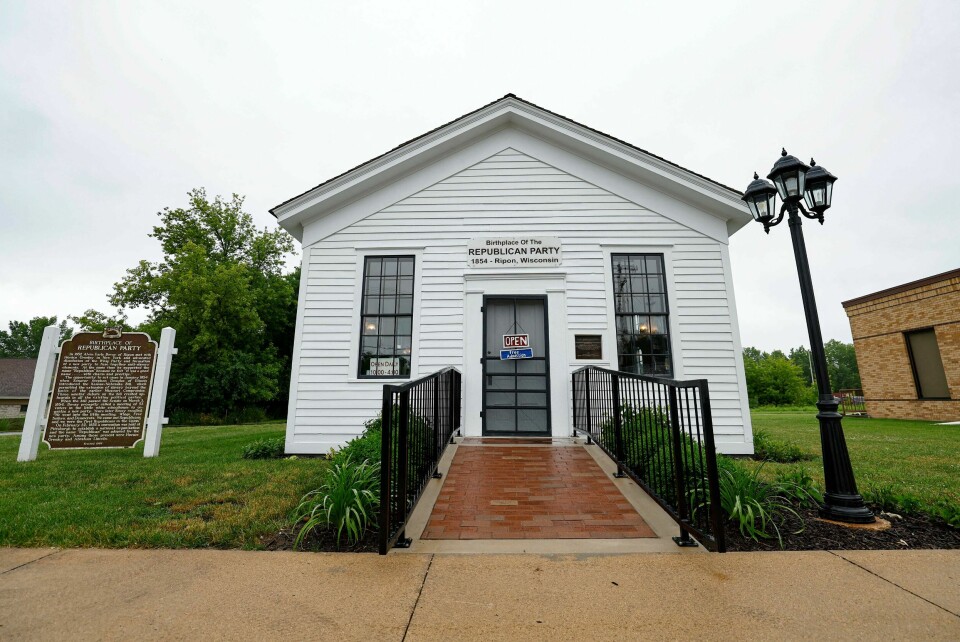 Liz Cheney og Kamala Harris skal møtes i dette historiske skolebygget i byen Ripon i Wisconsin. Little White School House also known as Birthplace of the Republican Party on June 20 2024 in Ripon, Wisconsin. If there is one state where the Democrats' message on Trump's threat to democracy may mobilize voters, it is Wisconsin. Once known for clean, polite, left-tilting politics, Wisconsin has become an epicenter of partisanship -- an ultimate swing state that could tip the national election. (Photo by KAMIL KRZACZYNSKI / AFP)