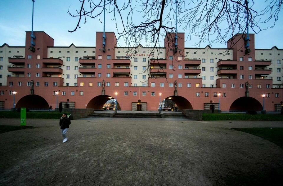 Karl-Marx-Hof er ett av de mest kjente boligkompleksene i Wien der leieboerne bor billig. Wiens boligpolitikk gir de fleste innbyggerne i byen rett til å bo billig i kommunale leiligheter av god standard. Wien