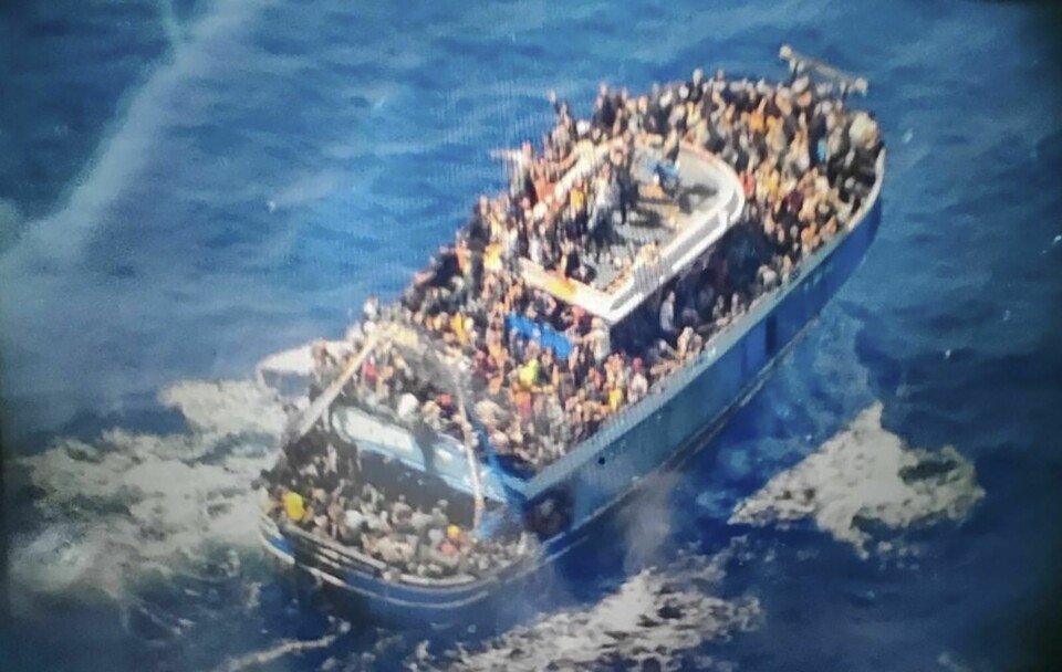Dette bildet tatt av den greske kystvakten viser båten kort tid før den sank. Et udatert bilde viser mennesker om bord i fiskebåten som senere forliste utenfor kysten av Sør-Hellas. Foto: Den greske kystvakta / AP / NTB