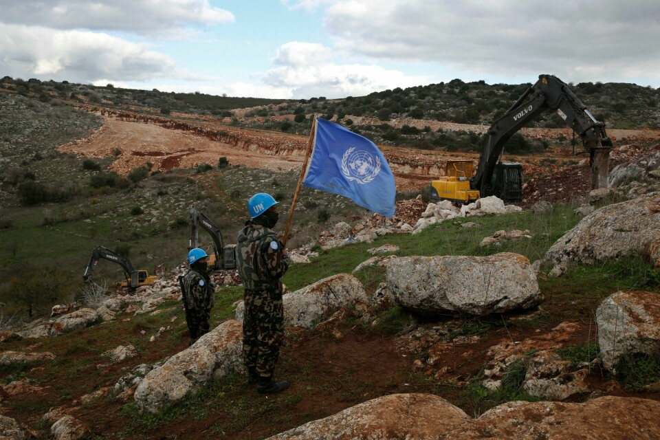Soldater fra FNs fredsbevarende styrke i Libanon (Unifil) ved grensebyen Mays al-Jabal i 2019. Unifil sier de ikke vil forlate Sør-Libanon til tross for en anmodning fra Israel. Arkivfoto. Soldater fra FNs fredsbevarende styrke i Libanon (Unifil) ved grensebyen Mays al-Jabal i 2019. Unifil sier de ikke vil forlate Sør-Libanon til tross for en anmodning fra Israel. Arkivfoto: Hussein Malla / AP / NTB