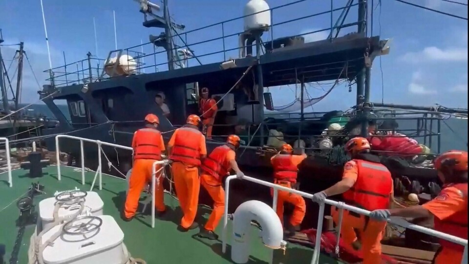 Denne graben fra en video filmet av Taiwans kystvakt viser at kystvakten beslaglegger en kinesisk fiskebåt tirsdag. This screengrab from a video taken on October 8, 2024 and released on October 9, 2024 by Taiwan's Coast Guard Administration shows a Taiwanese coast guard ship (L) pursuing a Chinese fishing boat near Qimei island, which is part of the Taipei-administered Penghu archipelago. Taiwan's coast guard said on October 9 it had seized a Chinese fishing boat and its nine crew after the vessel was found inside the island's restricted waters. (Photo by Handout / Taiwan Coast Guard Administration / AFP) / RESTRICTED TO EDITORIAL USE - MANDATORY CREDIT 'AFP PHOTO / Taiwan Coast Guard Administration' - NO MARKETING NO ADVERTISING CAMPAIGNS - DISTRIBUTED AS A SERVICE TO CLIENTS