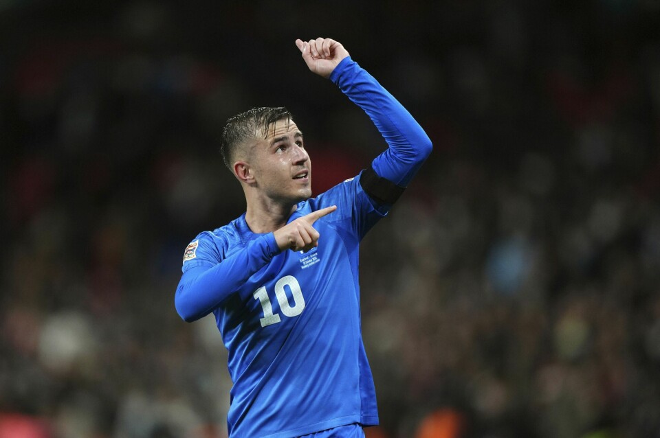 Hellas-spiller Dimitrios Pelkas peker mot sørgebåndet og himmelen under England-klampen. Hellas-spiller Dimitrios Pelkas peker mot sørgebåndet og himmelen under England-klampen. Foto: Bradley Collyer/PA via AP / NTB