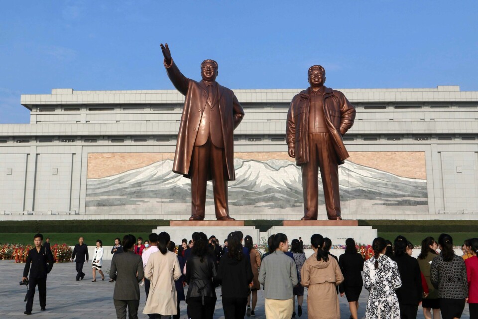 Flere nordkoreanere viste sin respekt for landets tidligere ledere Kim Il-sung og Kim Jong-il – henholdsvis bestefar og far til dagens Kim – da det statsbærende Koreas arbeiderparti markerte sin 79 årsdag torsdag. Flere nordkoreanere viste sin respekt for landets tidligere ledere Kim Il-sung og Kim Jong-il – henholdsvis bestefar og far til dagens Kim – da det statsbærende Koreas arbeiderparti markerte sin 79 årsdag torsdag. Foto: Cha Song Ho / AP / NTB
