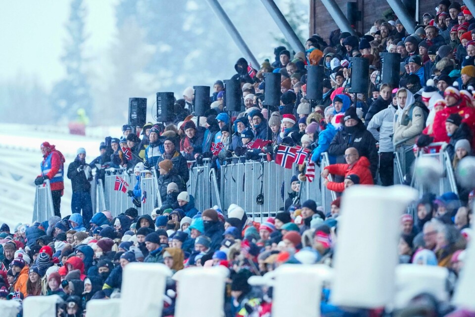 Forsinket elektrifisering av Trønder- og Meråkerbanen setter en stans for et økt togtilbud under ski-VM i Trondheim. Det var bra oppmøte på stadion under første dag av prøve-VM i Granåsen. Foto: Terje Pedersen / NTB