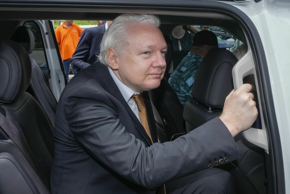 WikiLeaks' Julian Assange. Julian Assange ved ankomst til hjemlandet Australia etter løslatelsen i juni. I starten av oktober skal han for første gang på rundt 14 år uttale seg offentlig. Foto: Eugene Hoshiko / AP / NTB