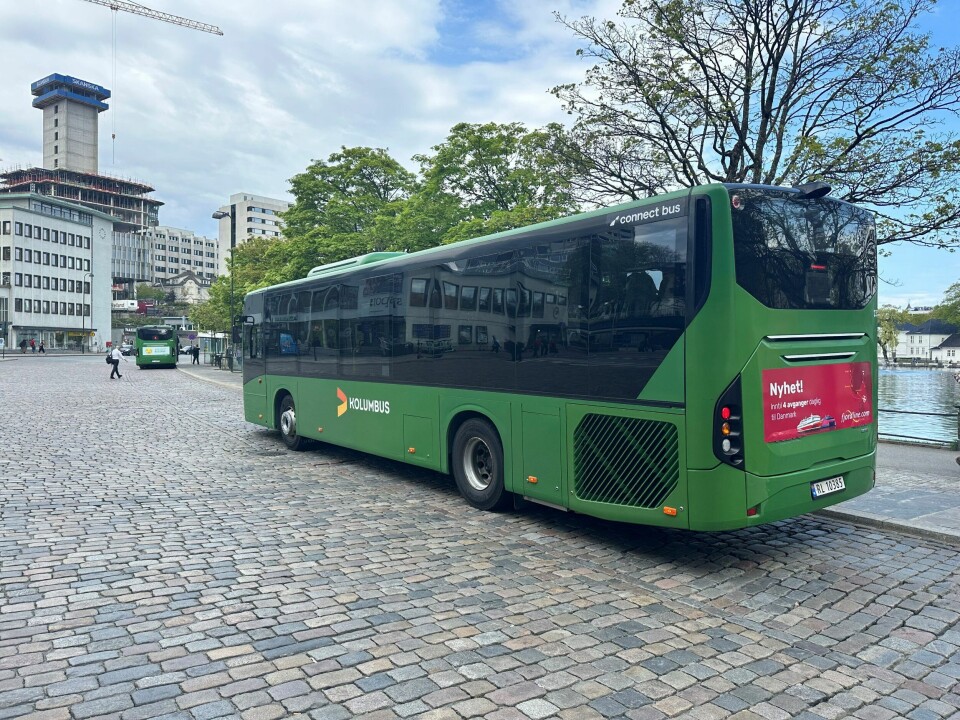 Flertallet i fylket vil beholde prisen på ungdomsbillett på 299 kroner per måned. Fylkesdirektøren har forslått en økning i sitt forslag til budsjett. Flertallspartiene i Stavanger med Ap i spissen vil gjøre kollektivtransport gratis fra 1. juli. Ordningen skal gjelder passasjerer som bor i Stavanger kommune, ikke nabokommunene. Ordningen skal koste 200 millioner kroner årlig. Flertallet mener gratis kollektivtransport er bra for klimamålene og innbyggernes lommebok. Høyre kaller ordningen uansvarlig og er bekymret for pengebruken.