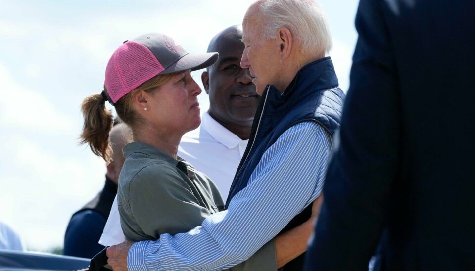 President Joe Biden har ankommet South Carolina. Her ble han tatt imot av Asheville-ordfører Esther Manheimer. President Joe Biden har ankommet South Carolina. Her ble han tatt imot av Asheville-ordfører Esther Manheimer. Foto: Susan Walsh / AP / NTB