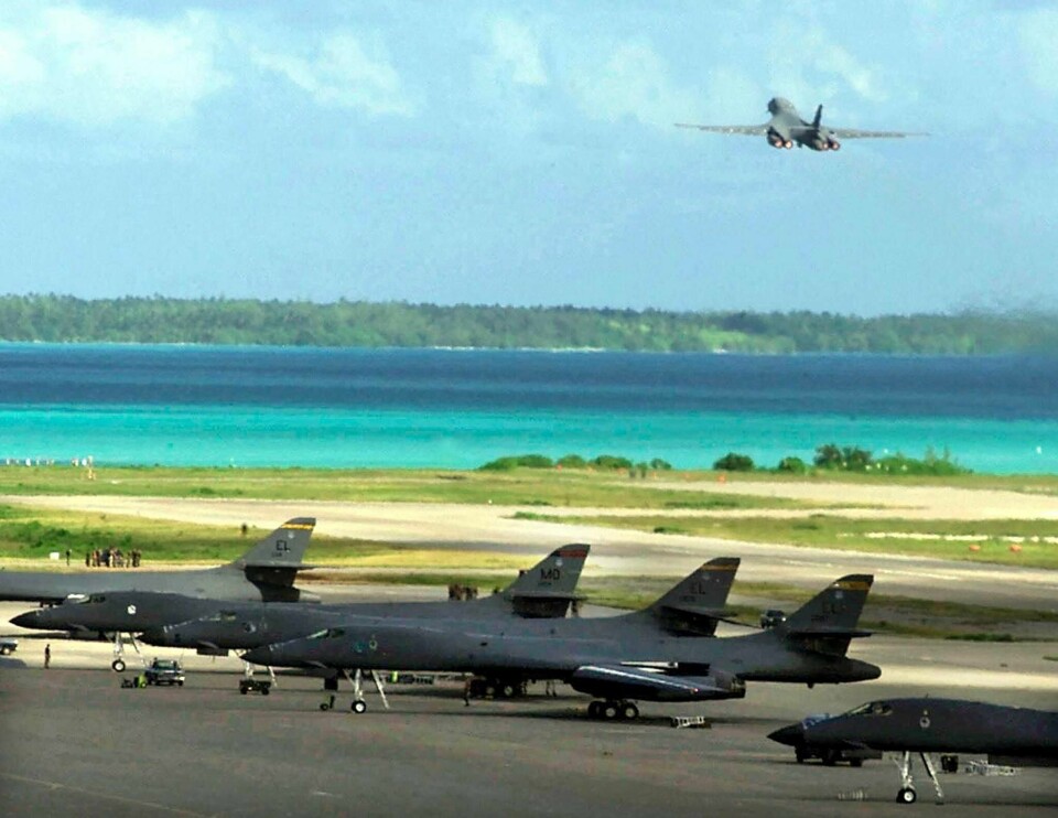 Den viktige britisk-amerikanske militærbasen på atollen Diego Garcia forblir som en del avtalen om overdragelsen av Chagosøyene. (FILES) A US Air Force B-1B bomber takes off from the Diego Garcia military base on a strike mission against Afghanistan in Diego Garcia on 07 October 07, 2001. Mauritius will assume sovereignty over the Chagos islands after it reached a 'historic agreement' with the UK to settle a decades-long dispute, the British government announced on October 3, 2024.