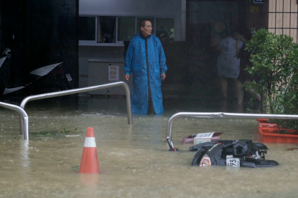 Gater sto under vann i byen Kaohsiung torsdag. Gater sto under vann i byen Kaohsiung torsdag. Foto: Chiang Ying-ying / AP / NTB