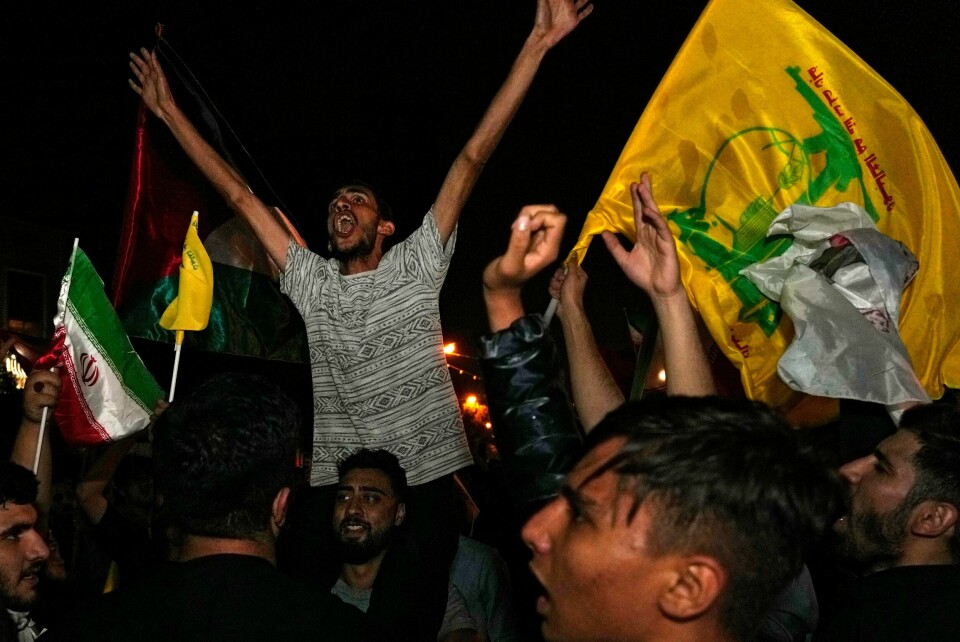 Iranere jublet i Teherans gater etter rakettangrepet mot Israel tirsdag kveld. Mange av dem bar gule Hizbollah-flagg. Foto: AP / NTB Iranere jublet i Teherans gater etter rakettangrepet mot Israel tirsdag kveld. Mange av dem bar gule Hizbollah-flagg. Foto: AP / NTB