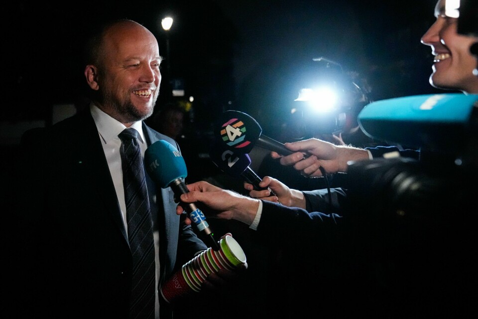 Finansminister Trygve Slagsvold Vedum (Sp) møter pressen utenfor sin leilighet i Oslo, før fremleggelsen av statsbudsjettet for 2025. Finansminister Trygve Slagsvold Vedum (Sp) møtte pressa utanfor leilegheita han har i Oslo før han legg fram statsbudsjettet for 2025. Foto: Fredrik Varfjell / NTB / NPK