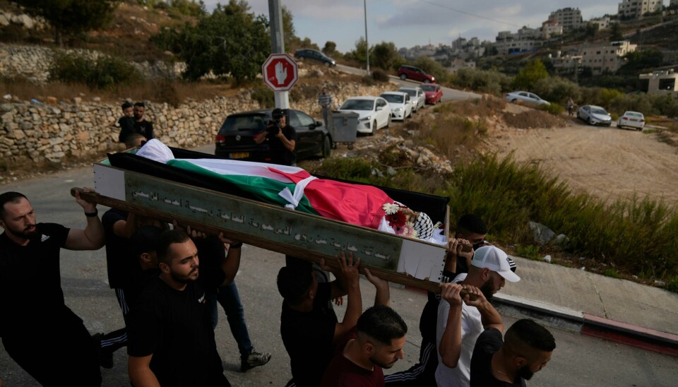 Et gravfølge bærer kisten til 12 år gamle Hatem Ghaith som ble drept i et israelsk raid i Qalandiya-leiren på den okkuperte Vestbredden mandag. Et gravfølge bærer kisten til 12 år gamle Hatem Ghaith som ble drept i et israelsk raid i Qalandiya-leiren på den okkuperte Vestbredden mandag. Foto: Nasser Nasser / AP / NTB