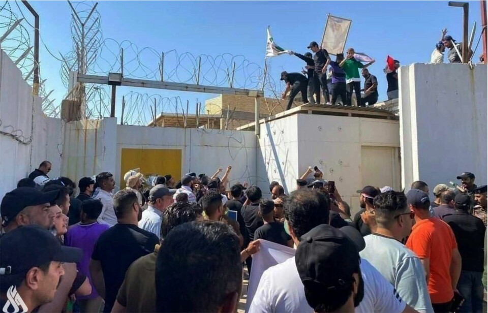 Bildet skal vise tilhengere av den mektige sjialederen Moqtada al-Sadr som stormer den svenske ambassaden i Bagdad. Bildet skal vise tilhengere av den mektige sjialederen Moqtada al-Sadr som stormer den svenske ambassaden i Bagdad.