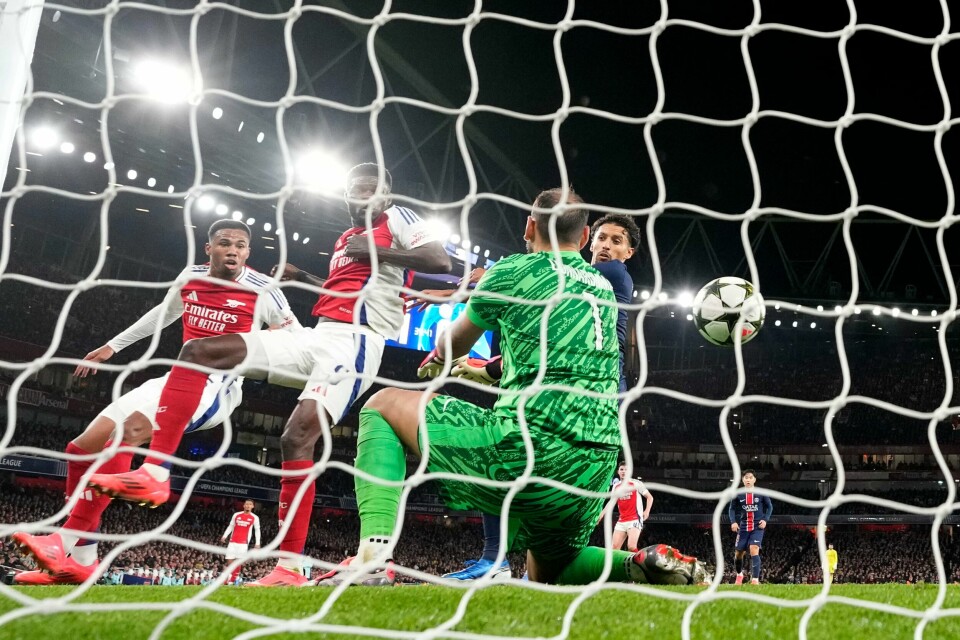 Bukayo Sakas frispark fra kant går rett i mål bak PSG-keeper Gianluigi Donnarumma etter at tre Arsenal-spillere i feltet sparket etter den uten å treffe. Bukayo Sakas frispark fra kant går rett i mål bak PSG-keeper Gianluigi Donnarumma etter at tre Arsenal-spillere i feltet sparket etter den uten å treffe. Foto: Alastair Grant, AP / NTB