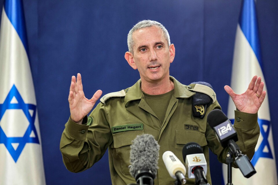 Talsperson for det israelske militæret (IDF), Daniel Hagari. Talsperson for det israelske militæret (IDF), Daniel Hagari, sier i en TV-sendt tale at flere titalls kampfly er i luften som en del av beredskapen.