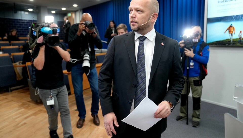 Finansminister Trygve Slagsvold Vedum (Sp) før pressekonferansen i regjeringskvartalet etter fremleggelsen av Statsbudsjettet for 2025. Beregningsmetoden innebærer at det norske utslippsregnskapet øker med over 1 million tonn CO2 per flyktning som kommer hit til landet, ifølge finansminister Trygve Slagsvold Vedum (Sp). Foto: Fredrik Varfjell / NTB