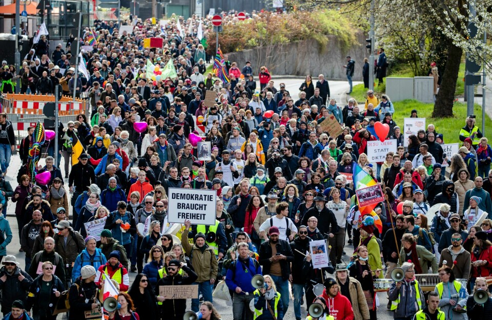 En demonstrasjon organisert av Querdenken-bevegelsen under pandemien. Bildet er tatt i Stuttgart 3. april 2021. Tusenvis deltok lørdag i en demonstrasjon mot tyske koronatiltak i Stuttgart. Foto: Christoph Schmidt / DPA via AP / NTB