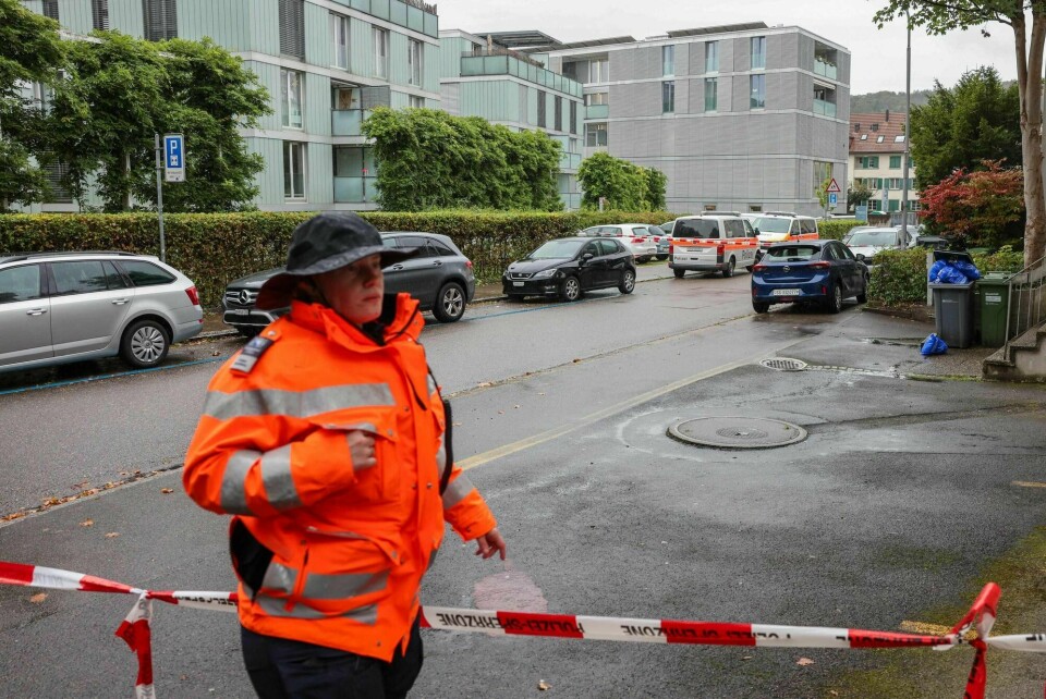 Politiet sperret av området der en mann angrep flere barn i Zürich tirsdag. Politiet sperret av området der en mann angrep flere barn i Zürich tirsdag.