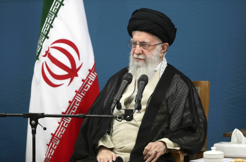 Ali Khamenei fotografert under et arrangement i august. Fredag holdt han fredagsbønnen i Teheran for første gang på fem år. Irans øverste leder ayatolla Ali Khamenei har benådet eller omgjort straffene til nesten 3000 innsatte, ifølge det iranske nyhetsbyrået Tasnim. Foto: Office of the Iranian Supreme Leader / AP / NTB
