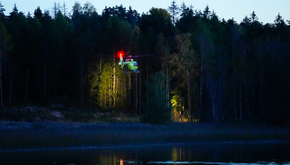 Det ble satt i gang en redningsaksjon etter at en kano veltet i en innsjø i Våler torsdag ettermiddag, En mann i 40-årene er savnet og er antatt omkommet. Det søkes etter en savnet person etter at en kano kantret i en innsjø i Våler i Østfold torsdag. Foto: Fredrik Varfjell / NTB