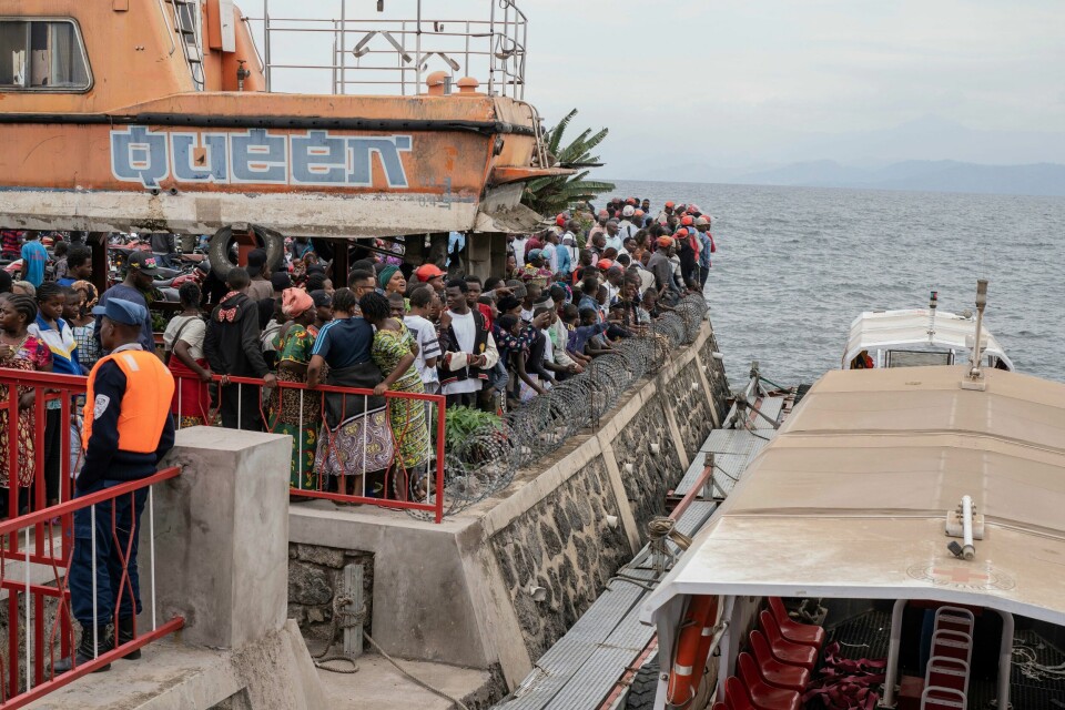 Minst 17 personer er døde etter at en båt forliste i Kongo torsdag. Det fryktes at det faktiske dødstallet er enda høyere. Minst 17 personer er døde etter at en båt forliste i Kongo torsdag. Det fryktes at det faktiske dødstallet er enda høyere. Foto: Moses Sawasawa / AP / NTB