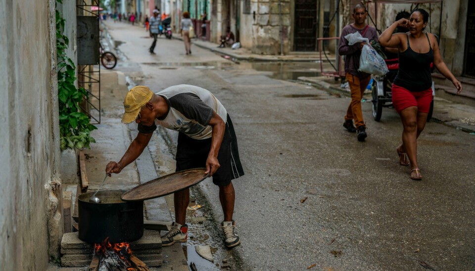 Matlaging over åpen ild etter strømbruddet på Cuba. Matlaging over åpen ild etter strømbruddet på Cuba. Foto: Ramon Espinosa / AP / NTB
