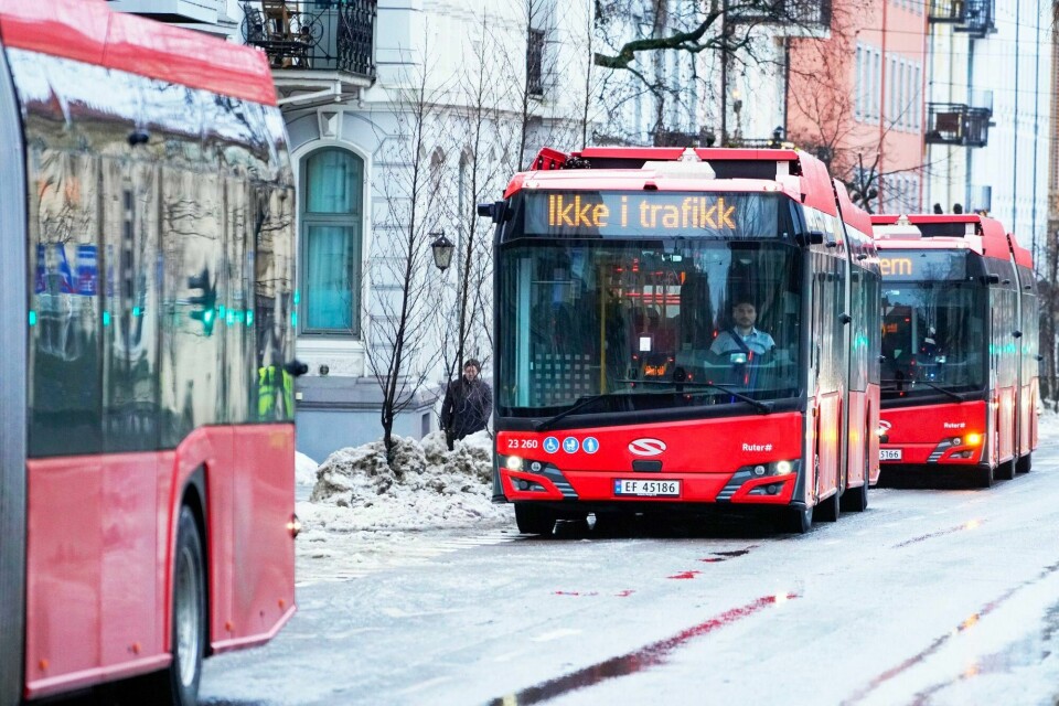 Staten må bevilge hva det koster å bli kvitt køene inn til hovedstaden om morgenen. Ikke ved å bygge større og bredere motorveier, men ved å sette inn busser og bygge innfartsparkeringer, skriver Knut Bøe. Busser, Oslo