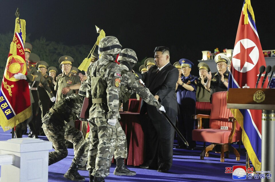 Nord-Koreas leder Kim Jong-un overrekker det nordkoreanske flagget til soldater på en seremoni i Pyongyang. Sør-Korea og Ukraina hevder at nordkoreanske soldater er sendt til Ukraina for å kjempe på russisk side i krigen. Nord-Koreas leder Kim Jong-un overrekker det nordkoreanske flagget til soldater på en seremoni i Pyongyang. Sør-Korea og Ukraina hevder at nordkoreanske soldater er sendt til Ukraina for å kjempe på russisk side i krigen. Foto: Korean Central News Agency/Korea News Service via AP)