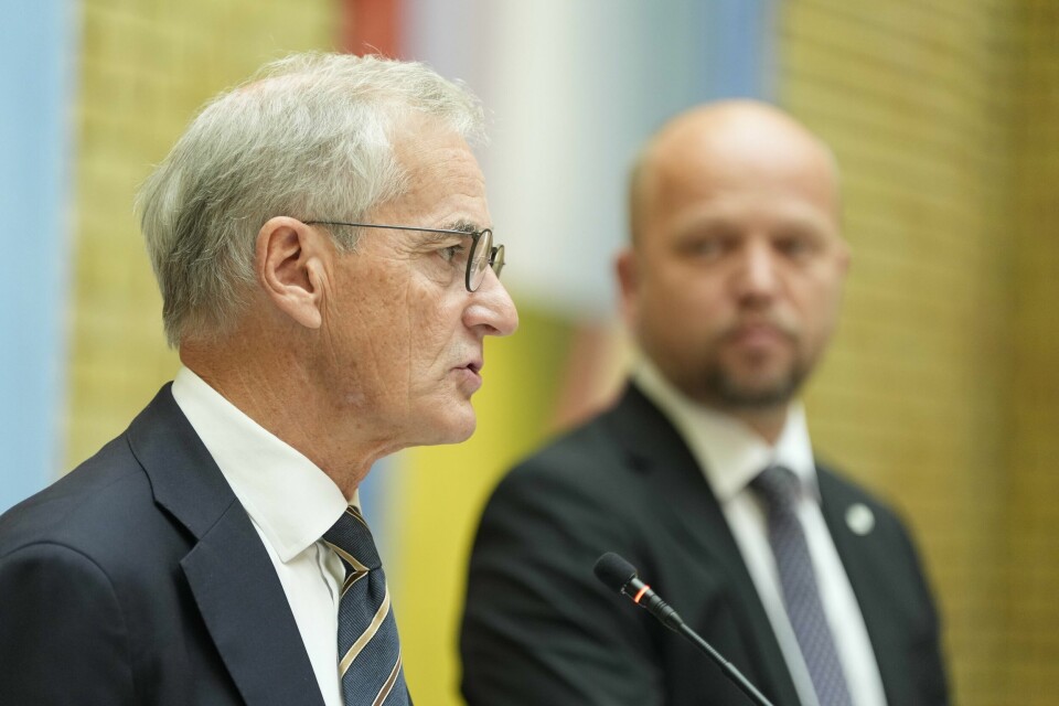 Statsminister Jonas Gahr Støre (Ap) og finansminister Trygve Slagsvold Vedum (Sp) sier regjeringen foreslår å redusere momsen på vann og avløp fra 25 til 15 prosent fra 1. mai neste år. Statsminister Jonas Gahr Støre (Ap) og finansminister Trygve Slagsvold Vedum (Sp) orienterte pressen om økningen i Ukraina-støtten i Stortinget fredag. Foto: Terje Pedersen / NTB