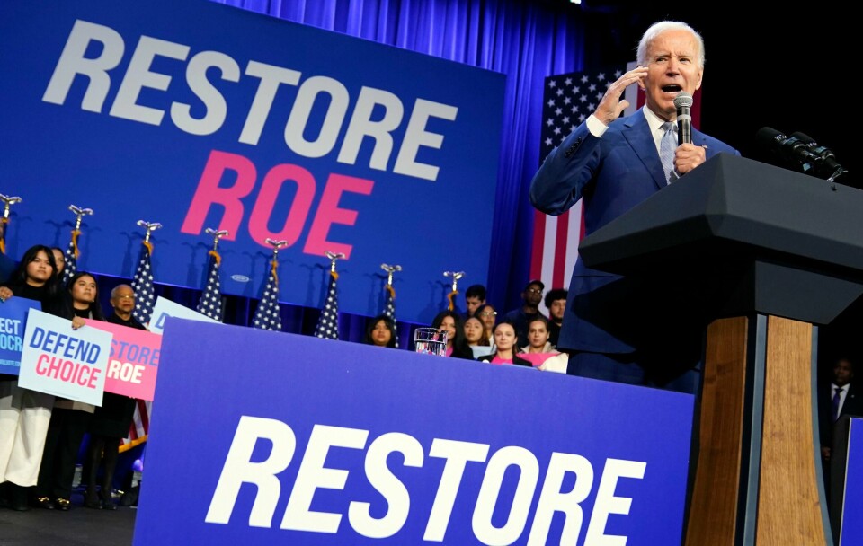 USAs høyesterett avviste mandag en anke fra regjeringen som krever at sykehus i Texas utfører abort i en akuttsituasjon. Her taler president Joe Biden om abortrettigheter i Washington i oktober 2022. Abortsaken blir trolig en av de viktigste sakene for president Joe Biden i høst. Demokratene har vunnet støtte som følge av sin motstand til vrakingen av Roe v. Wade i 2022. Foto: Evan Vucci / AP / NTB