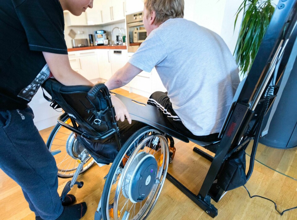 BPA-ordningen er langt billigere enn alle andre ordninger som kommunene har for å gi oss funksjonshemmede de tjenestene vi trenger, skriver Vibeke Marøy Melstrøm. (Illustrasjonsfoto) Mann som blir hjulpet med heis etter at han har falt ut av rullestolen sin. Modellklarert.