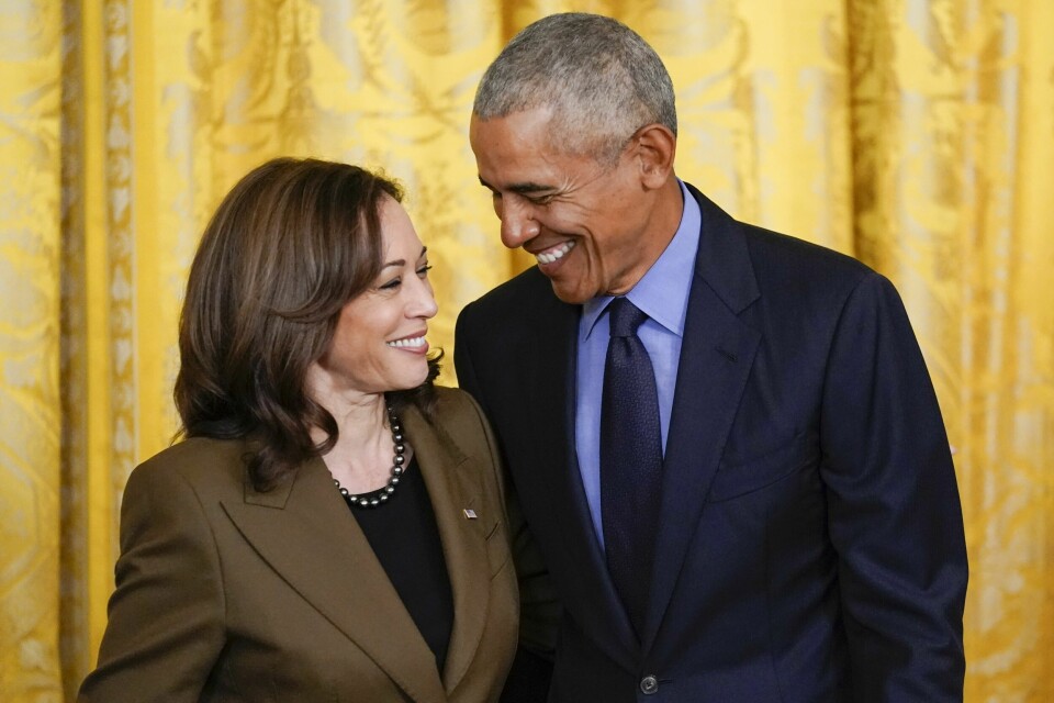 USAs tidligere president Barack Obama skal hjelpe visepresident Kamala Harris i innspurten til presidentvalget 5. november. Harris håper å danke ut Donald Trump og bli USAs første kvinnelige president. Foto: Carolyn Kaster / AP / NTB
