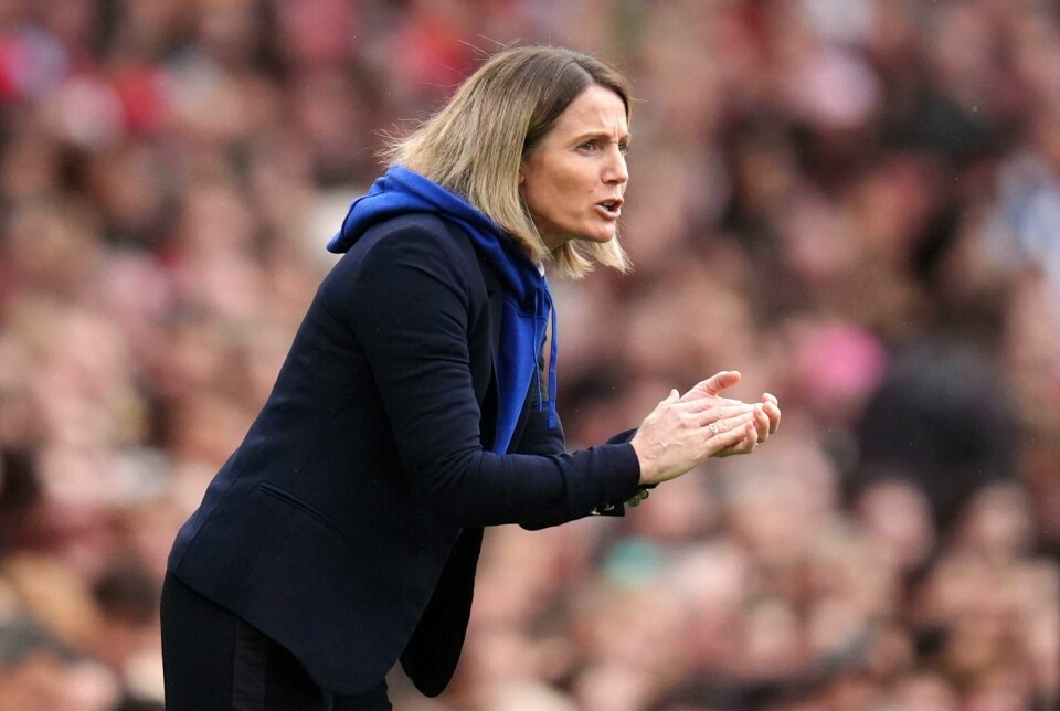 Chelsea-trener Sonia Bompastor ønsker mållinjeteknologi for kvinnefotballen i England. Chelsea-trener Sonia Bompastor ønsker mållinjeteknologi for kvinnefotballen i England. Foto: John Walton / PA via AP / NTB.