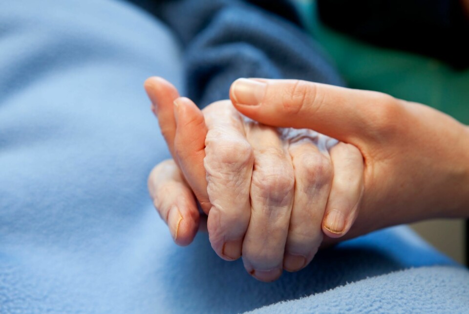 Kanskje må vi alle lære oss mer om døden. Og kanskje må vi bygge opp mer mot, slik at vi kan stille opp når noen vi kjenner skal dø, skriver Lisbeth Thoresen. Eldreomsorg, palliativ omsorg dødshjelp