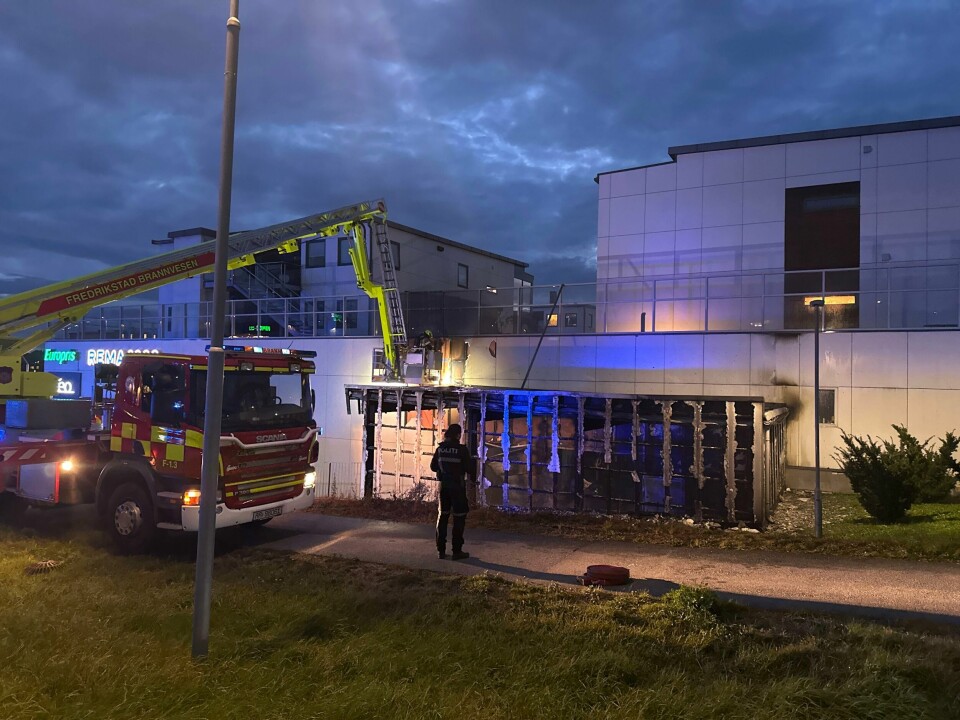 Brannvesenet har startet slukking etter at det brøt ut brann i varemottaket til en butikk i Fredrikstad. Det er meldt om åpne flammer og smell. Brannvesenet har slukket en brann i varemottaket til en butikk i Fredrikstad. Det ble meldt om åpne flammer og smell. Foto: Christoffer Andersen / NTB