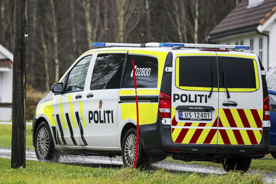 En mann er siktet for grov kroppsskade med døden til følge, etter at en kvinne ble funnet død og et barn hardt skadet i Vestnes tirsdag. Bildet viser en politibil utenfor boligen der en kvinne ble funnet død i Vestnes. Foto: Marius Simensen / NTB