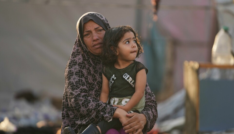 Sårede barn blir knapt evakuert fra Gaza, sier Unicef. Her ser en kvinne og et barn på ødeleggelsene etter et israelsk angrep mot en teltleir utenfor et sykehus i Deir al-Balah tidligere i oktober. Palestinere som overlevde et israelsk angrep på en teltleir på gårdsplassen til et sykehus i Deir al Balah i Gaza mandag. Foto: Abdel Kareem Hana / AP / NTB