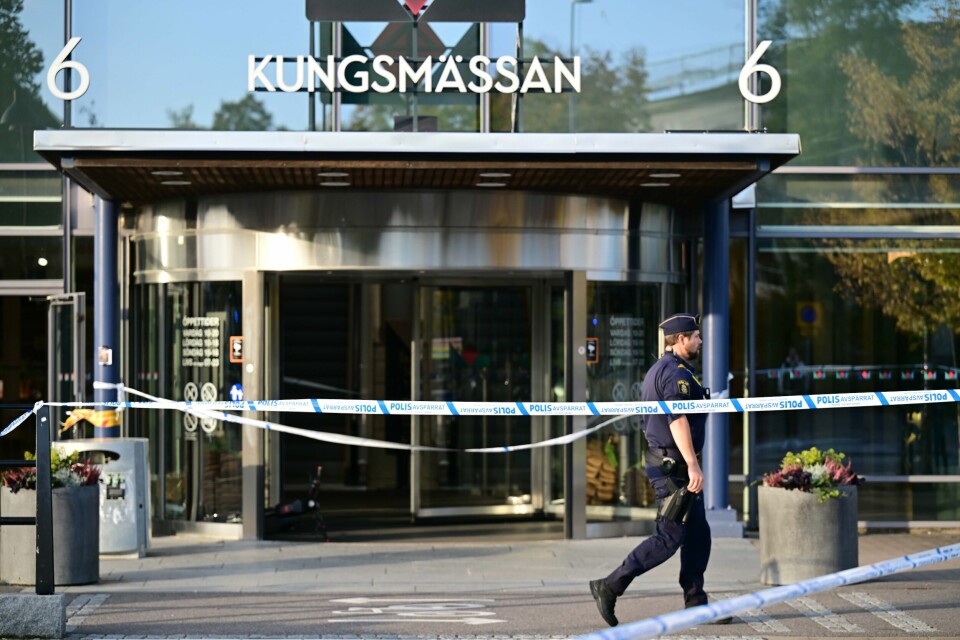 Politiet har sperret av kjøpesenteret Kungsmässan i Kungsbacka etter at en person ble skutt. Kjøpesenteret ble evakuert etter meldinger om at flere personer hadde hørt høye smell. Skadeomfanget er ukjent for personen som ble skutt på kjøpesenteret Kungsmässan i Kungsbacka søndag. Foto: Björn Larsson Rosvall/TT / NTB