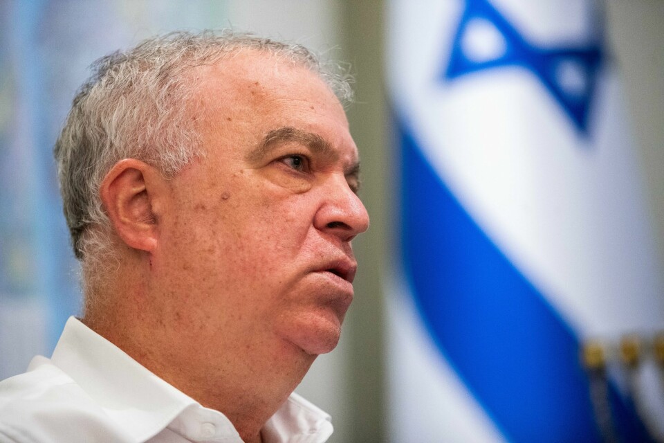 Israels ambassadør Avi Nir-Feldklein sier at det foreløpig ikke vil bli sendt noen erstatter for ham til Norge. Israels ambassadør til Norge, Avi Nir-Feldklein. Bak ham er Israel sitt flagg hengende. Han har på seg ei hvit skjorte og har grått hår.