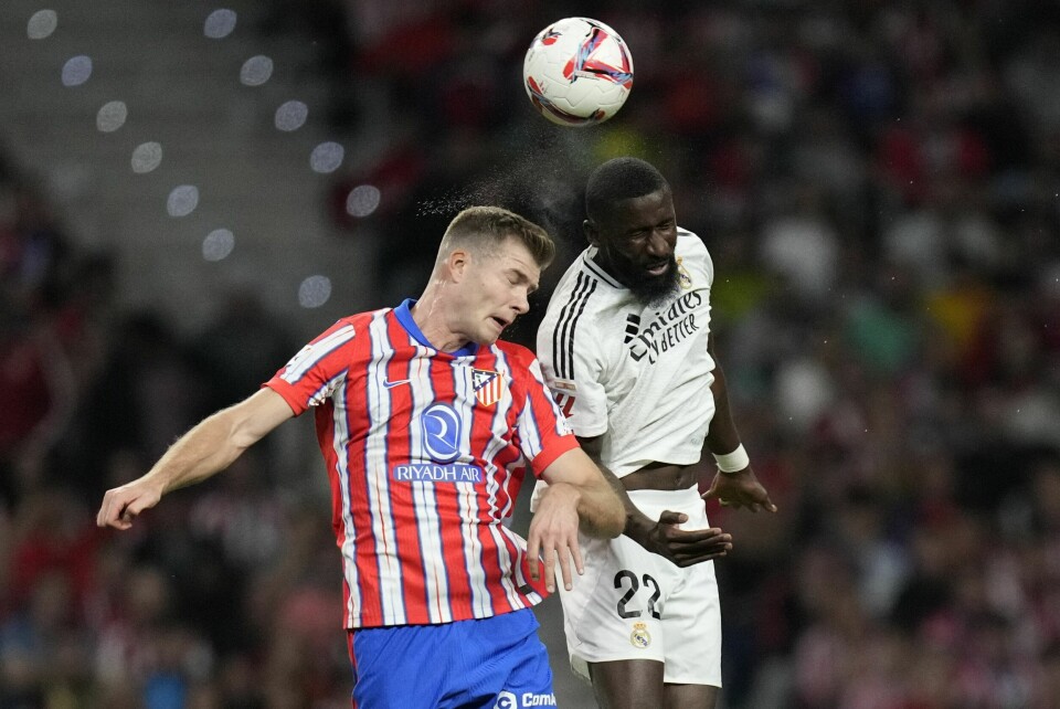 Alexander Sørloth i aksjon for Atlético Madrid i byderbyet mot Real Madrid tidligere i sesongen. Alexander Sørloth (t.v.) i aksjon for Atlético Madrid. Trønderens klubb har hatt Riyadh Air som draktsponsor siden i fjor sommer, men nå har flyselskapet også kjøpt seg rettighetene til å pryde stadionet. Foto: Bernat Armangue / AP / NTB