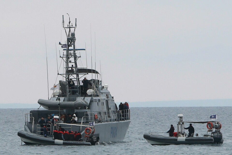 Antall flyktninger og migranter som prøver å komme seg til EU over Middelhavet, har falt med 64 prosent så langt i år. Migranter som reddes i Middelhavet bør sendes til et tredjeland utenfor EU for å få sine asylsøknader behandlet der, mener en gruppe EU-land. Foto: AP / NTB