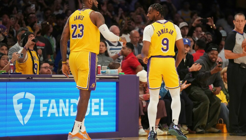LeBron James (t.v.) og sønnen Bronny (t.h.) ble historiske som første far og sønn på banen sammen i NBA tirsdag. LeBron James (t.v.) og sønnen Bronny (t.h.) ble historiske som første far og sønn på banen sammen i NBA tirsdag. Milepælen kom i Los Angeles Lakers' hjemmekamp mot Minnesota Timberwolves. Foto: Eric Thayer / AP / NTB