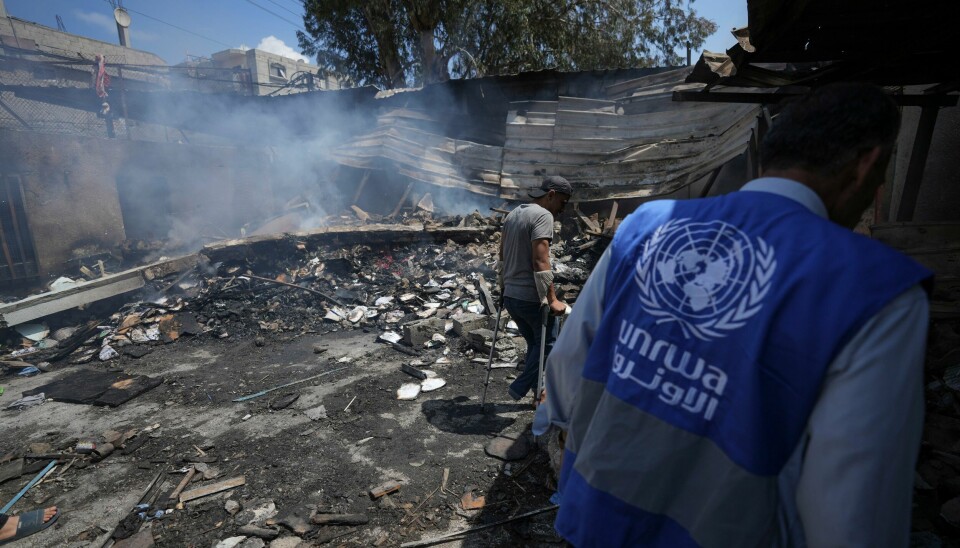 En UNRWA-medarbeider ved en skole rammet i et israelsk angrep i Nuseirat på Gazastripen tidligere i år. En UNRWA-medarbeider ved en skole rammet i et israelsk angrep i Nuseirat på Gazastripen tidligere i år. Foto: Abdel Kareem Hana / AP / NTB