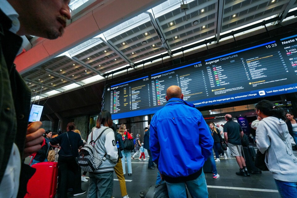 Signalsystemet ERTMS skulle forhindre forsinkelser og samkjøre jernbanenettet med resten av Europa. Nå er det nok en gang forsinket. Foto: Ørn E. Borgen / NTB Passasjerer venter på Oslo S etter at en feil på togsporene førte til forsinkelser og innstillinger på Østlandet. Foto: Ørn E. Borgen / NTB