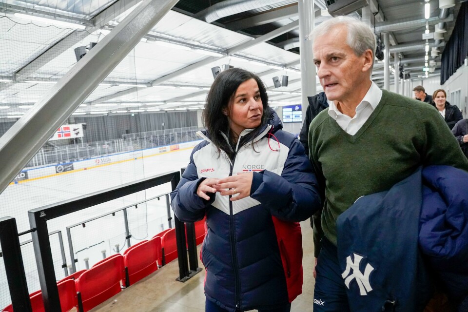 Statsminister Jonas Gahr Støre møtte idrettspresident Zaineb Al-Samarai da de besøkte Grüner ishockeyklubb. Statsminister Jonas Gahr Støre møter idrettspresident Zaineb Al-Samarai og besøker Grüner ishockeyklubb. Foto: Terje Bendiksby / NTB