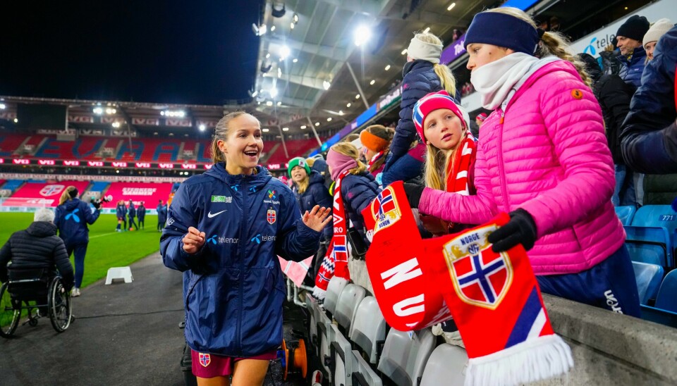 Guro Reiten hilser på supportere etter EM-kvalifiseringskampen for kvinner mellom Norge og Albania på Ullevaal Stadion i forrige uke. Guro Reiten hilser på supportere etter EM-kvalifiseringskampen for kvinner mellom Norge og Albania på Ullevaal Stadion i forrige uke.